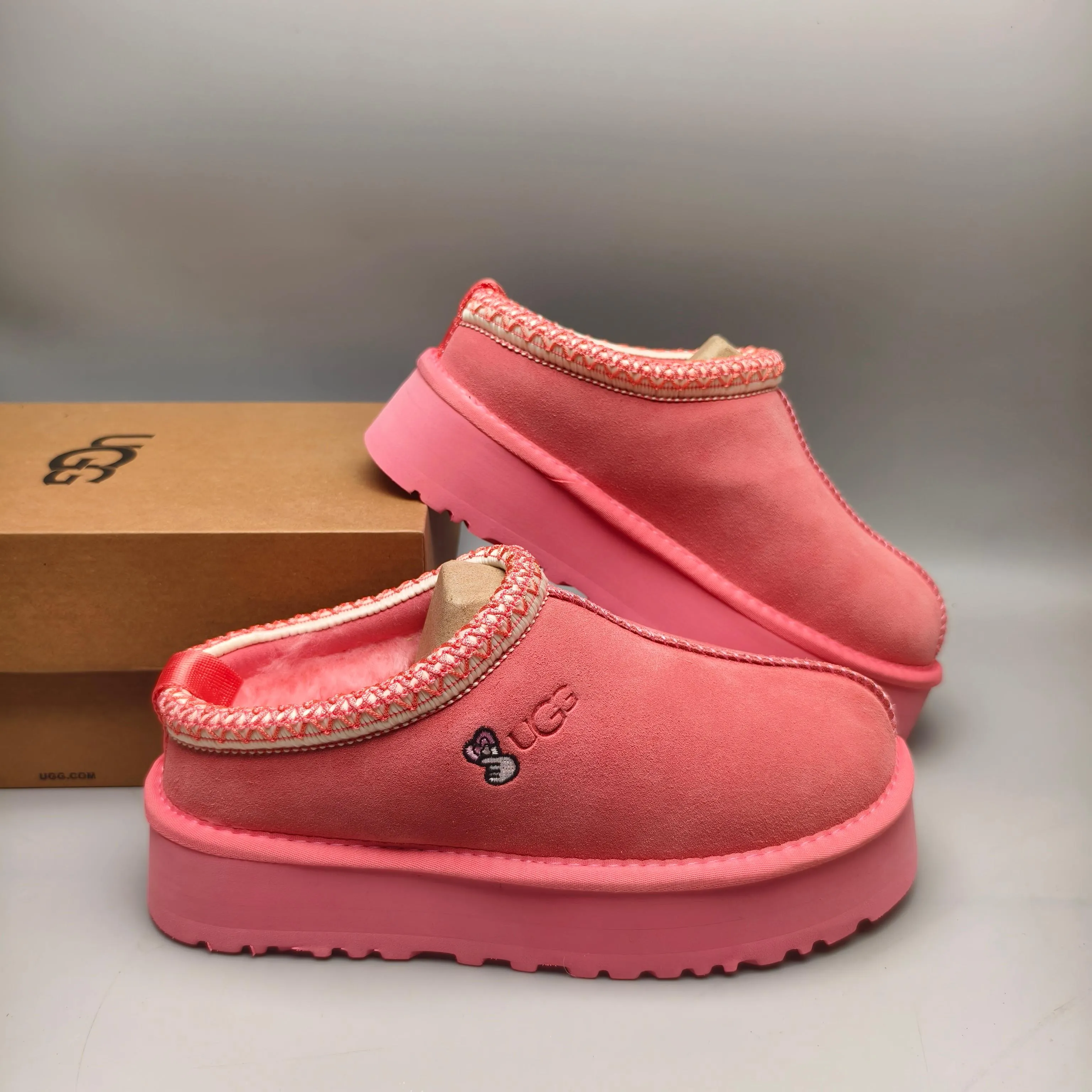 💰480 UGG sheepskin all-in-one snow boots 2130 co-branded trendy thick-soled slip-on women's snow boots🐾~ 🍭 A co-branded trendy item launched with well-known designer brands Feng Chen Wang and TELFAR. Zhou Dongyu & Wang Jiaer’s same style Fang Kete boots. The slip-on design makes it easy to put on and take off, and can be used indoors or outdoors. The exotic hemming design is eye-catching, and it is definitely worth buying~ 🍭Material: cowhide➕sheep fur Outsole: rubber (Light Wing Technology) 🍭Color: rose pink 🍭Number of yards: 35-41